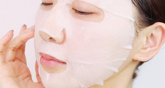 Có nên đắp mặt nạ giấy lên da mụn không?